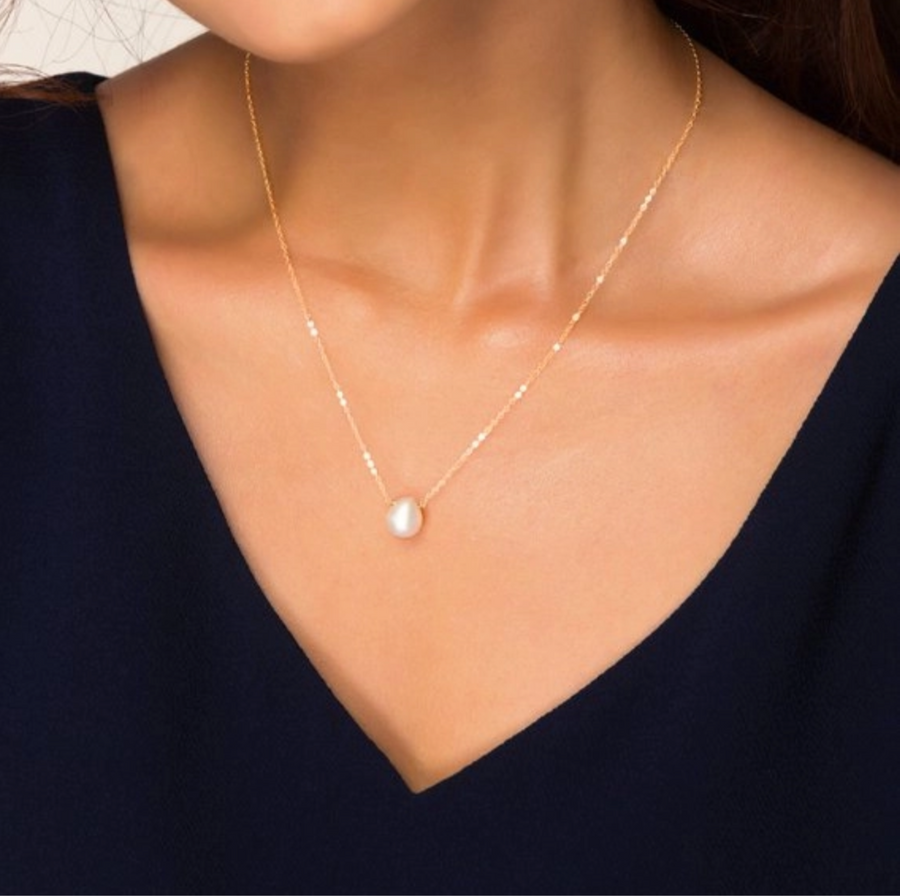 Floating pearl necklace